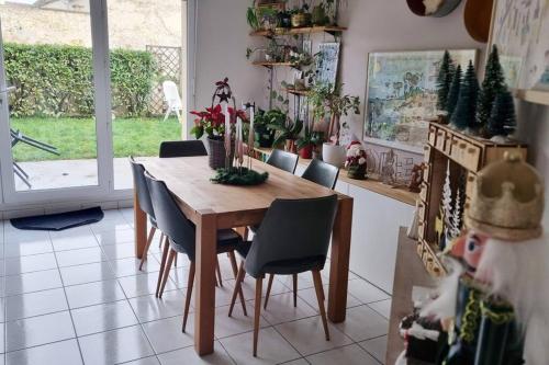 a dining room table and chairs in a kitchen at Belle Maison proche base nautique olympique et Disney in Torcy