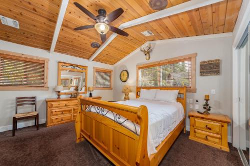 - une chambre avec un lit et un ventilateur de plafond dans l'établissement Forest Psalm Previously Martin Ridge, à Arnold