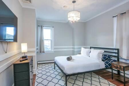 een slaapkamer met een bed, een tafel en een bureau bij Luxe Bartram Beach Retreat 4BD - 3BA in Atlantic City