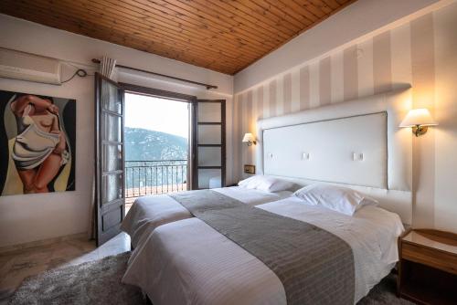 Postel nebo postele na pokoji v ubytování Kouros Hotel