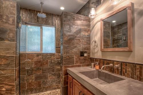a bathroom with a sink and a shower at Arnold Schwartzencabin in Arnold