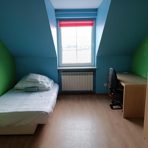 sypialnia z łóżkiem, biurkiem i oknem w obiekcie Noclegi w Bilczy 5 km do Kielc w mieście Bilcza