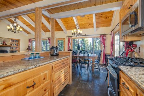 una cocina con armarios de madera y una mesa con sillas. en Candys Cottage, en Camp Connell
