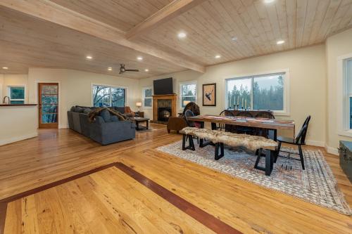a living room with a table and a couch at Murph Lodge in Murphys
