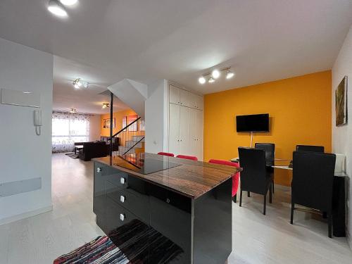 a living room with a dining table and yellow walls at Casa La Laguna in Las Lagunas