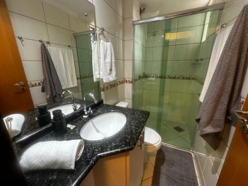 a bathroom with a sink and a shower at APTO no Centro, COMPLETO, UNIPAR e SHOPPING JL in Cascavel