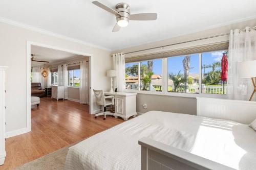biała sypialnia z łóżkiem i dużym oknem w obiekcie Dockside Serenity w mieście Palm Coast