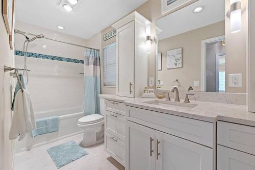 biała łazienka z umywalką i toaletą w obiekcie Dockside Serenity w mieście Palm Coast