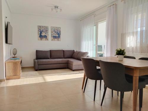 uma sala de estar com uma mesa e um sofá em Apartamento La Torre Golf em Torre-Pacheco