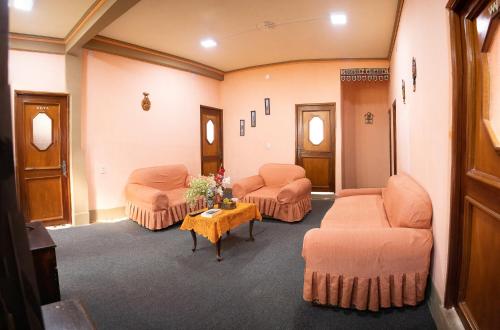 a waiting room with two couches and a table at SKYLAKE B&B in Copacabana