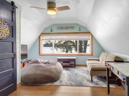 Sala de estar con cama y mesa en Lakefront Trifecta with Hot Tub & Free Massages en Augusta