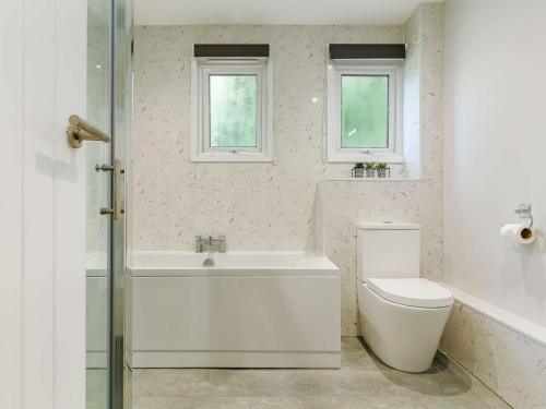 a bathroom with a toilet and a tub and a sink at 2 Bed in Whitsand Bay 88311 in Landrake