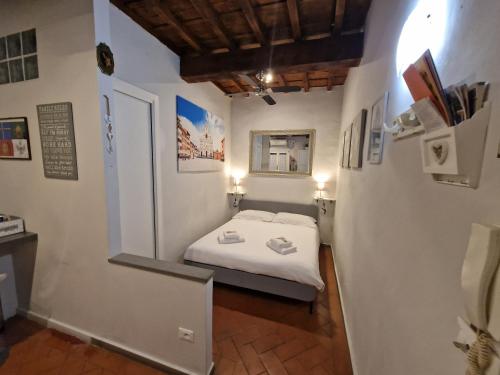 1 dormitorio pequeño con 1 cama en una habitación en I'Biancone, en Florencia
