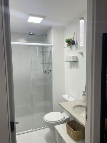 a bathroom with a shower and a toilet and a sink at Studio novo no Tatuapé ao lado do Metrô Carrão in São Paulo
