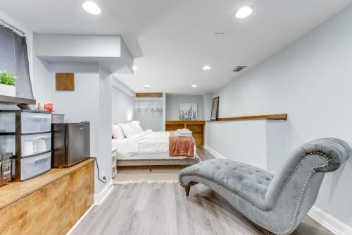 ein Schlafzimmer mit einem Sofa und einem Bett in einem Zimmer in der Unterkunft Cozy Denver Studio with Patio - 1 Mi to Coors Field! in Denver