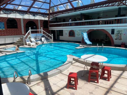 una gran piscina en un crucero en CASTILLO DEL VALLE, en Quito