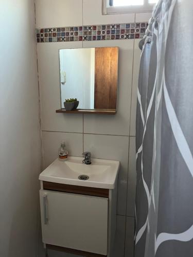 ein Bad mit einem Waschbecken und einem Spiegel in der Unterkunft María Chusena alojamiento 2 in Fray Bentos