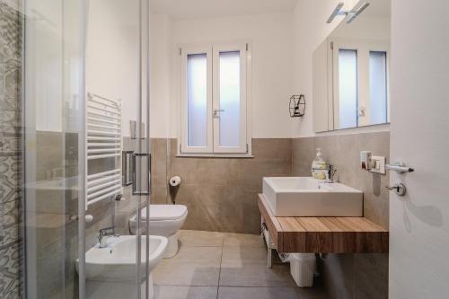 bagno con lavandino e servizi igienici di Tarzanà 11 apartment - Cala di Palermo a Palermo
