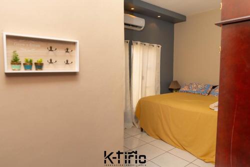 sypialnia z łóżkiem i zdjęciem na ścianie w obiekcie Cómodo y Seguro w mieście Catacamas