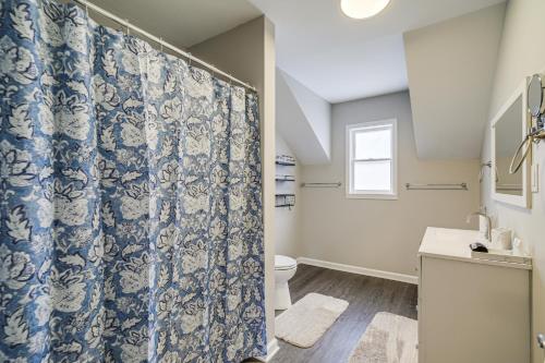 ein Badezimmer mit einem blauen Duschvorhang und einem WC in der Unterkunft Cozy Cabin in Canton with Game Room Close to Hikes! in Canton