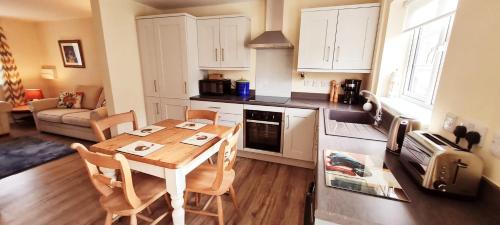 eine Küche mit einem Tisch und Stühlen im Zimmer in der Unterkunft Manby Fields, Manby in Louth