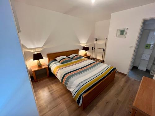 une chambre avec un lit et deux lampes dedans dans l'établissement Appartement 2 chambres lumineux, à Maisse