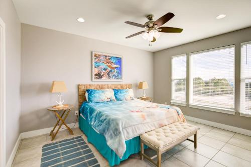 una camera con letto e ventilatore a soffitto di Coastal Haven by Vacation Homes Collection a Gulf Shores