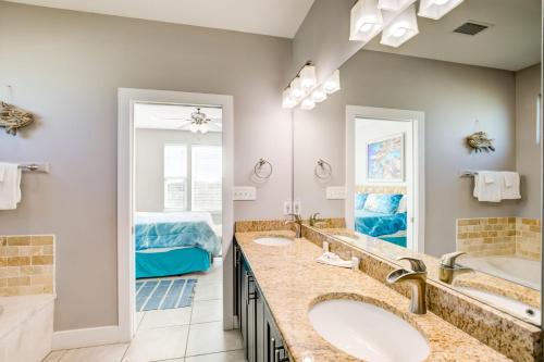 un bagno con due lavandini e un grande specchio di Coastal Haven by Vacation Homes Collection a Gulf Shores
