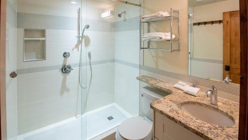 een badkamer met een douche en een wastafel bij Timberline Lodges by Fernie Lodging Co in Fernie