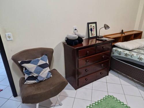 ein Schlafzimmer mit einer Kommode, einem Stuhl und einem Bett in der Unterkunft Apartamento inteiro em condomínio in Rio Branco
