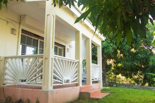 eine Veranda eines Hauses mit weißem Geländer in der Unterkunft Dawn Beach Estate - 3 bedroom Apartment Villa villa in Dawn Beach