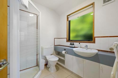 y baño con aseo, lavabo y ducha. en Sun-filled on Wakatipu - New Queenstown Listing, en Queenstown