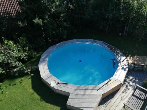 an overhead view of a swimming pool in a yard at Ferienwohnung Lieblingsplatzl in Wenns