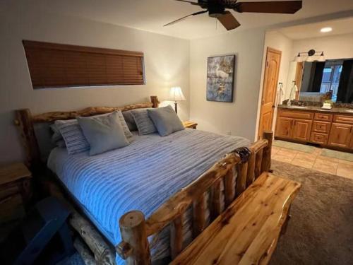 Tempat tidur dalam kamar di Harrods Cabin: 3BR, 2BA, Game Room, Prime Location in Big Bear!