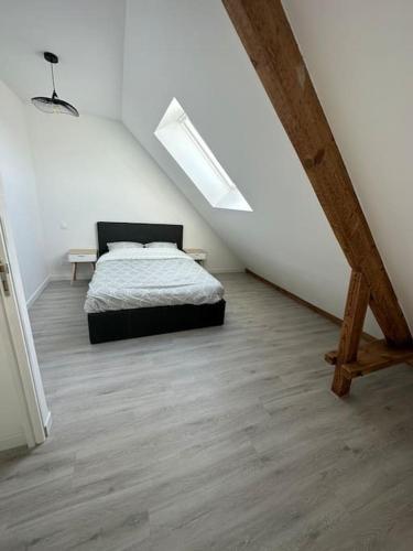 una camera da letto con letto in mansarda di Maison meublée à louer 