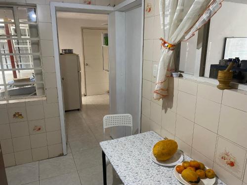 eine Küche mit 2 Obstteller auf dem Tisch in der Unterkunft El apartamento de Mario in Bogotá