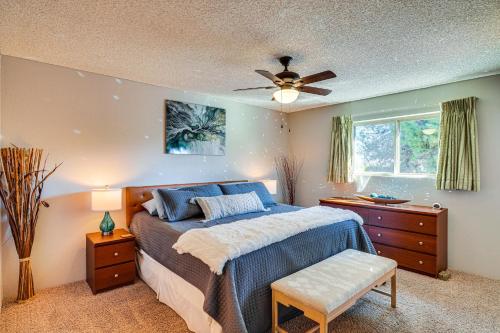 グリーンバレーにあるPet-Friendly 55 and Green Valley Home with Golf Gear!のベッドと天井扇風機のある寝室