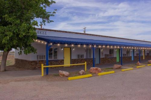 Un edificio con una fila di rocce davanti di Moapa Motel a Moapa
