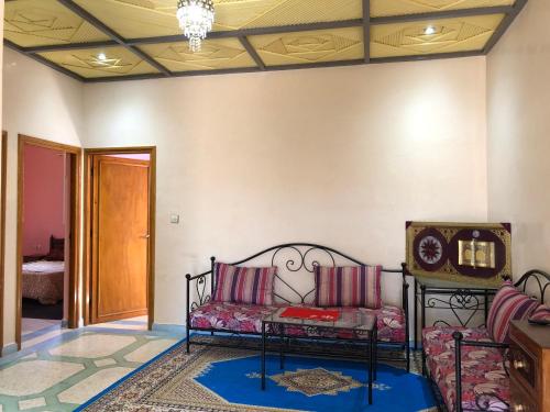 ein Wohnzimmer mit einem Sofa und einem Tisch in der Unterkunft Dar Zaouia , El Hanchane , Essaouira , Morocco 