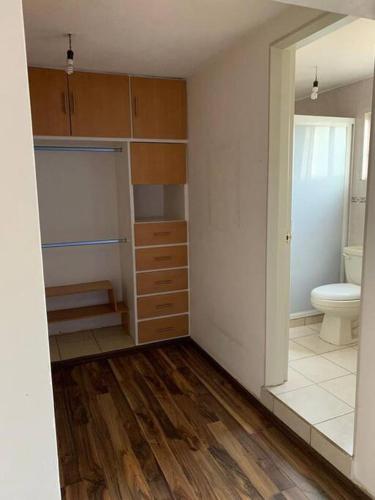 um quarto com uma casa de banho com WC e um closet em Casa “Los Murales” em San José de Otates