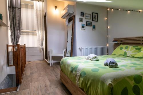 um quarto com uma cama com um edredão verde em Simo's HoMe em Ospedaletti