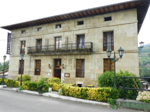 Edificio en el que se encuentra el hostal o pensión