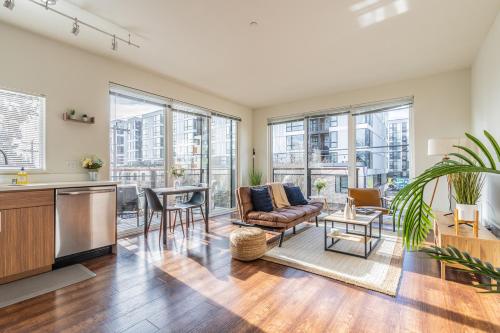 Χώρος καθιστικού στο Close Downtown Modern Apartment - Pet Friendly, WiFi, Rooftop views