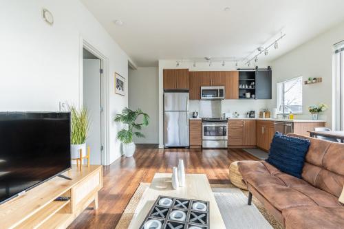 Close Downtown Modern Apartment - Pet Friendly, WiFi, Rooftop views_3