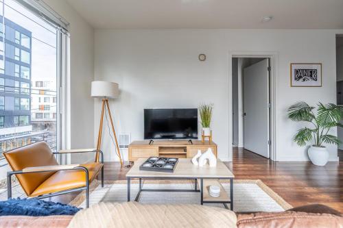 Close Downtown Modern Apartment - Pet Friendly, WiFi, Rooftop views_2