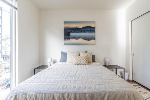 Ένα ή περισσότερα κρεβάτια σε δωμάτιο στο Close Downtown Modern Apartment - Pet Friendly, WiFi, Rooftop views