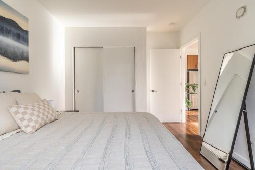Ένα ή περισσότερα κρεβάτια σε δωμάτιο στο Close Downtown Modern Apartment - Pet Friendly, WiFi, Rooftop views