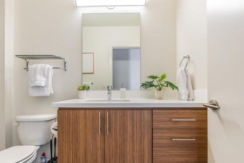Ένα μπάνιο στο Close Downtown Modern Apartment - Pet Friendly, WiFi, Rooftop views