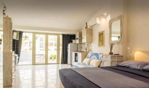 1 dormitorio grande con 1 cama y cocina en Janeta Panoramic Loft, en Giardini Naxos