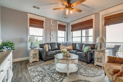 Χώρος καθιστικού στο Jonestown Condo on Lake Travis with 2 Balconies!